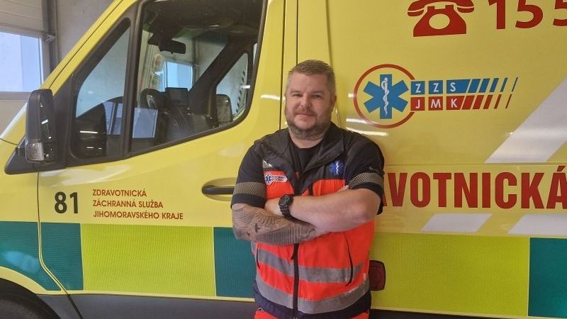 Diabetik v zaparkovaném autě v Brně zkolaboval, po dvou hodinách si ho všiml záchranář na nákupu